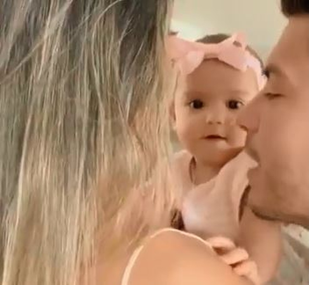 Arthur Aguiar Se Derrete Ao Ganhar Beijinho Da Filha Sophia Assista Ao Video Famosos Gshow