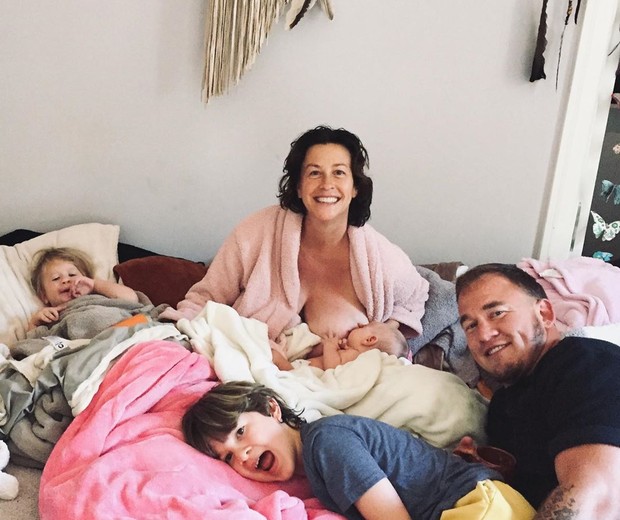 Alanis posta foto com o marido e os três filhos  (Foto: Reprodução/Instagram/Alanis Morissette)
