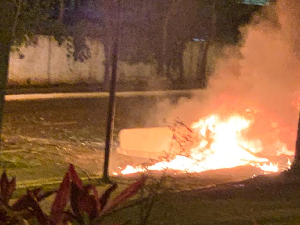 Avião cai na Avenida Braz Leme, região do Aeroporto Campo de Marte, na Zona Norte de São Paulo. — Foto: Acervo Pessoal