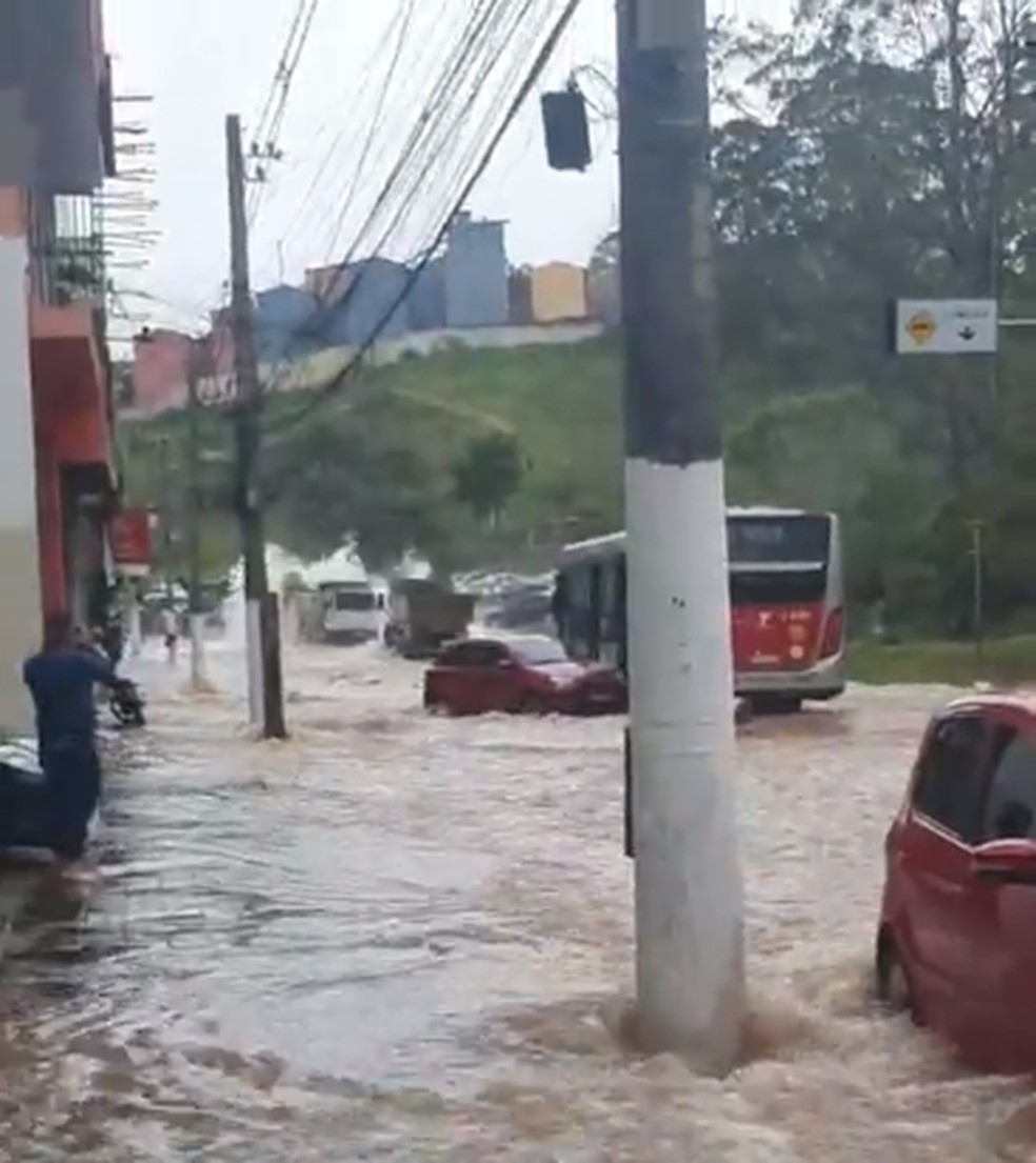 Enxurrada provocada por vazamento na Avenida dos Metalúrgicos, em Cidade Tiradentes, Zona Leste de São Paulo, nesta quarta-feira (20) — Foto: Reprodução/Facebook/Cid.Tiradentes