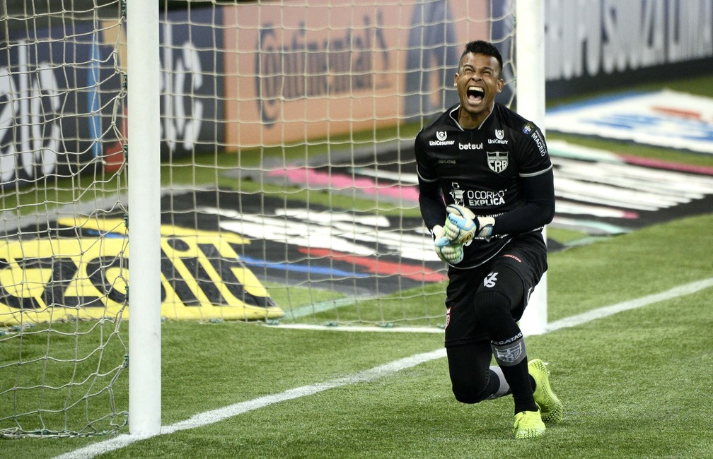 Goleiro do CRB, Diogo Silva vibra com o pênalti defendido — Foto: Marcos Ribolli
