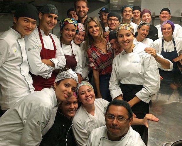 Fernanda ao lado dos funcionários de um de seus restaurantes em São Paulo (Foto: Arquivo pessoal)