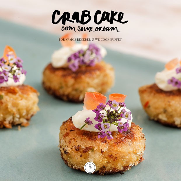 Vamos receber: saiba como preparar o delicioso crab cake (Foto:  Fotos Julio Acevedo; Arte Karen Hofstetter)