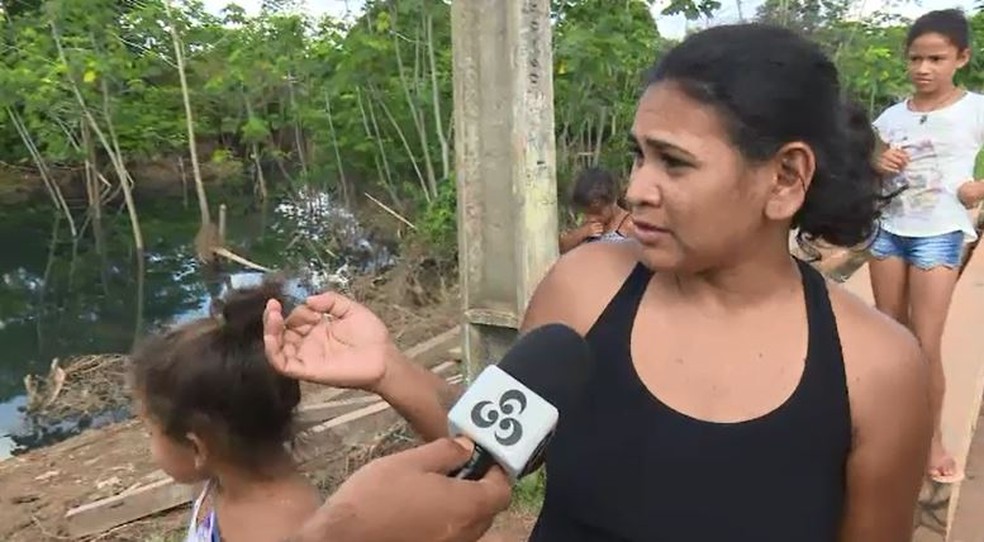 A dona de casa Jovenice Viana conta que tem cinco filhos e precisa pagar passagem de ida e volta para todos (Foto: Reprodução/Rede Amazônica Acre)