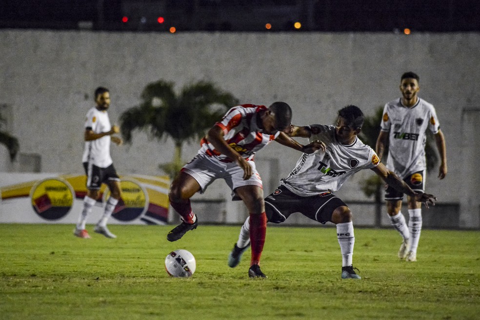 Botafogo-PB e Auto Esporte-PB se enfrentando no Almeidão, no último jogo de Reginaldo Sousa à frente do Macaco Autino — Foto: Ismar Foto / Auto Esporte-PB