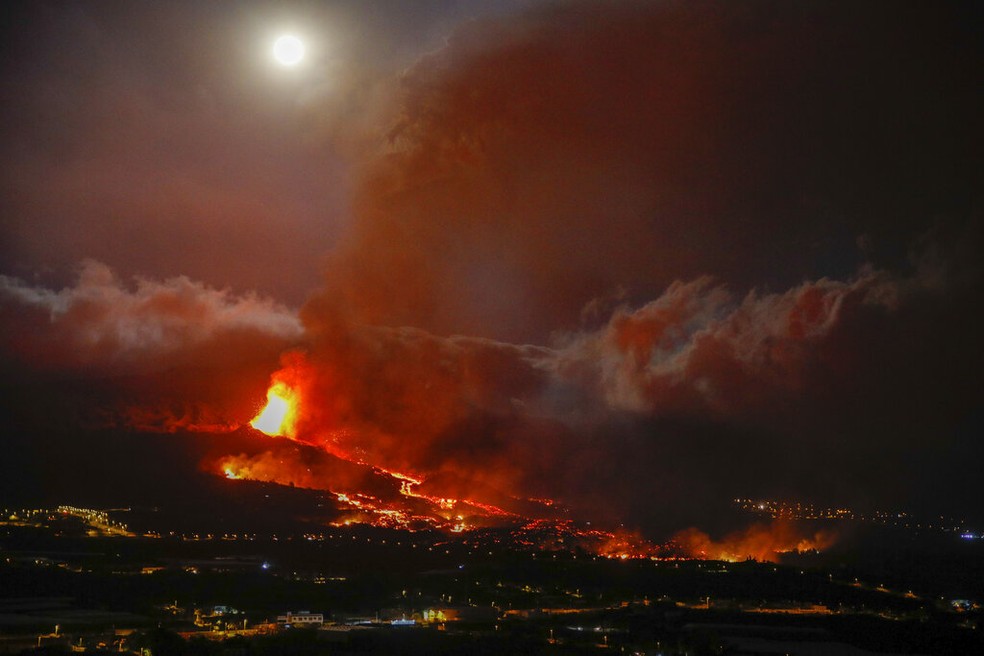 Imagem de erupção do vulcão em La Palma, em 20 de setembro de 2021 — Foto: Europa Press/Via AP