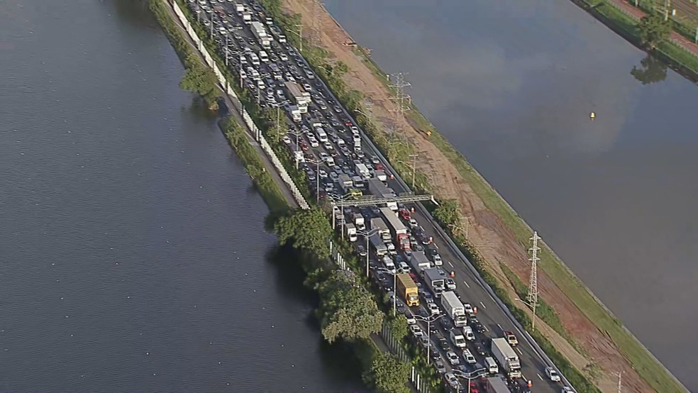 Congestionamento na Marginal do Pinheiros, em SP, na manhã desta quinta-feira (15). — Foto: Reprodução/TV Globo
