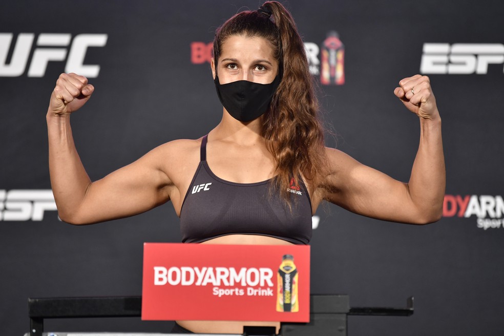 Felicia Spencer ficou pouco abaixo do limite do peso-pena na pesagem do UFC 250 — Foto: Getty Images
