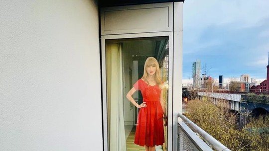 Apartamento só será alugado se Taylor Swift de papelão for mantida à vista
