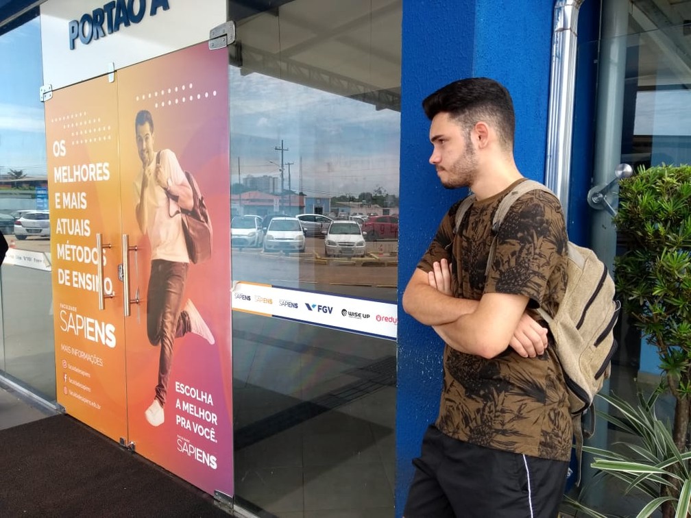 ENEM 2019 - DOMINGO (10) - PORTO VELHO (RO): Daniel Henrique , de 18 anos, fez o primeiro dia de Enem, mas no segundo e já na porta da sala para entrar percebeu que havia esquecido da identidade.  — Foto: Jheniffer Núbia/G1