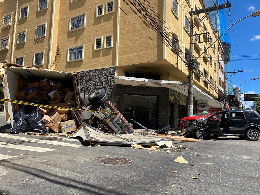 Acidente com dois carros e um caminhão no Bairro São Mateus em Juiz de Fora — Foto: Nayara de Paula/g1