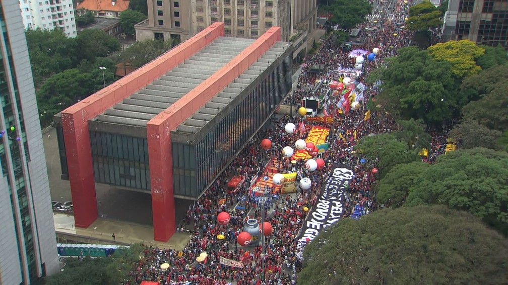 São Paulo - Protesto contra o presidente Jair Bolsonaro (sem partido) ocupa Avenida Paulista neste sábado (2) — Foto: Reprodução/TV Globo