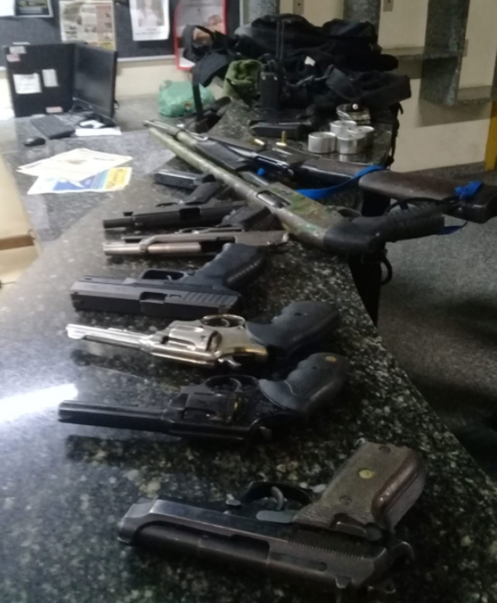 Diversas armas foram apreendidas, além de granadas, rádios transmissores e celulares (Foto: Divulgação / Polícia Civil)