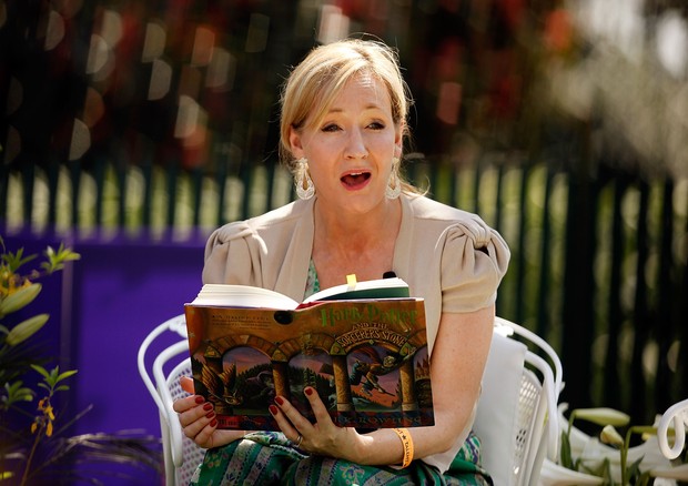 J.K. Rowling lê para crianças em evento armado por Michelle Obama na Casa Branca, em 2010 (Foto: Getty Images)