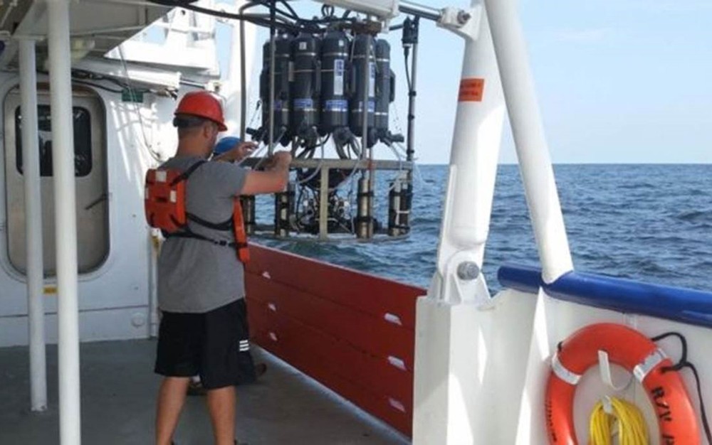 Cientistas usam sensor especial para coletar água no Golfo do México e medir os níveis de oxigênio (Foto: NOAA)