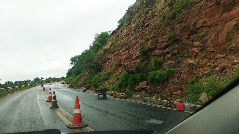 Chuvas causaram deslizamento de pedras sobre a BR-405, em Apodi (Foto: Ivanúcia Lopes/Inter TV Costa Branca)