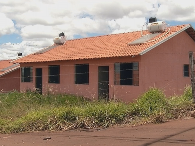 Vândalos destroem casas em Ourinhos (Foto: Reprodução/TV TEM)