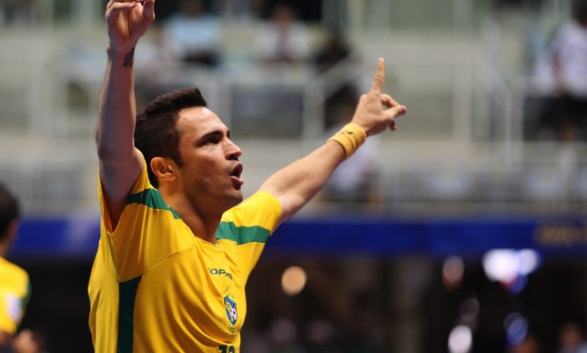 Falcão saúda a torcida no Rio, durante jogo contra a Ucrânia, na Copa do Mundo de Futsal de 2008, vencida pelo Brasil