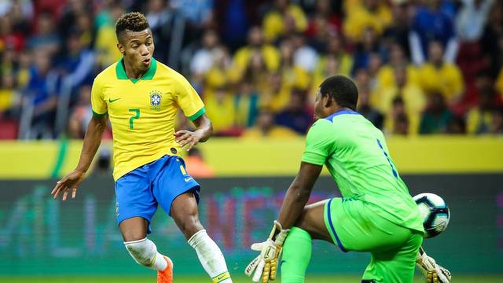David Neres toca na sada de Lpez para marcar seu primeiro gol pela Seleo, em jogo contra Honduras, em 2019.  Foto: Pedro H. Tesch/Estado Contedo