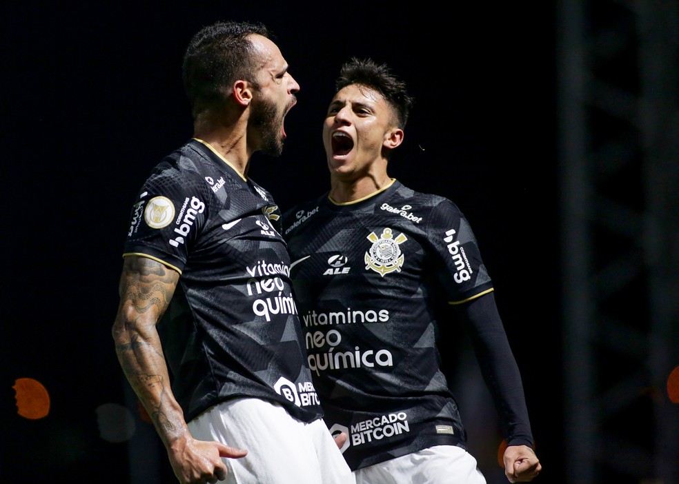 Renato Augusto e Mantuan em Bragantino x Corinthians — Foto: Rodrigo Coca/Ag. Corinthians