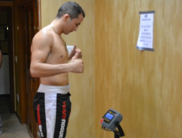 Gasparzinho checa o peso na preparação para o UFC BH (Foto: Adriano Albuquerque/SporTV.com)