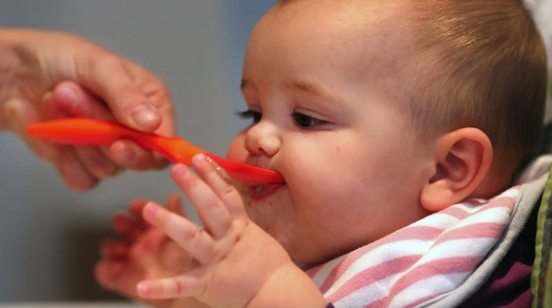 Acredita-se que fornecer ao bebê alimentos diferentes durante o seu primeiro ano de vida ajuda a evitar alergias (Foto: Getty Images via BBC News)