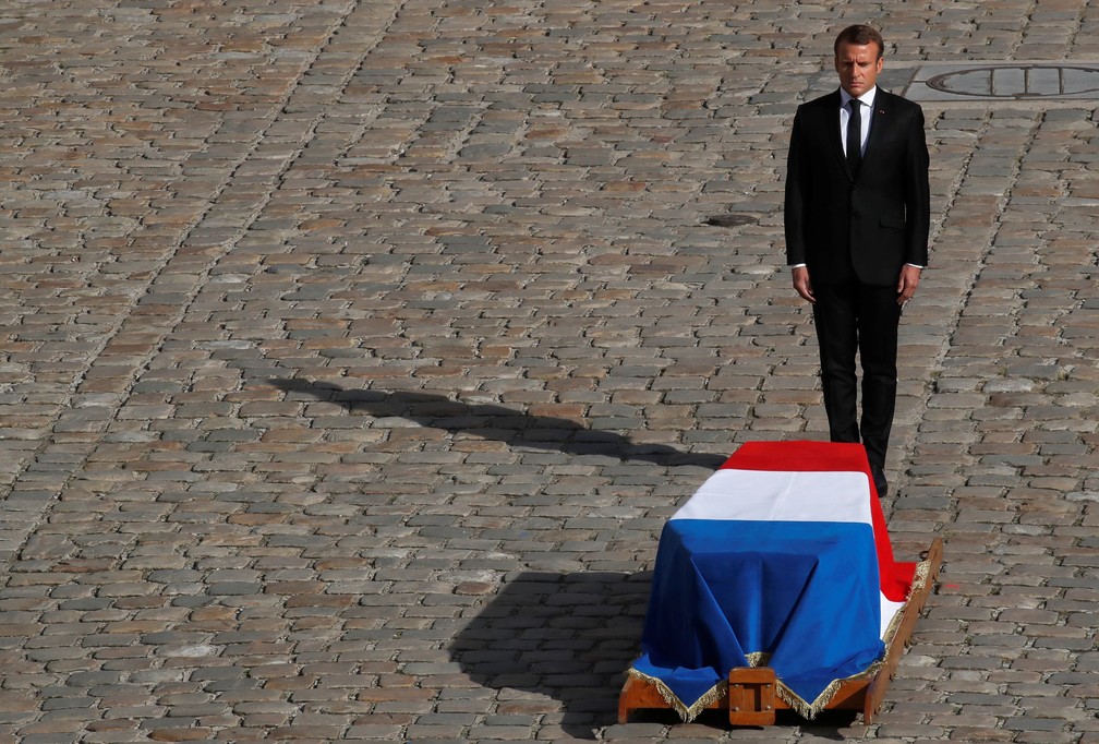 O presidente da França, Emmanuel Macron, prestou tributo a Jacques Chirac nesta segunda-feira (30), no complexo dos Inválidos, em Paris. — Foto: Gonzalo Fuentes/Reuters