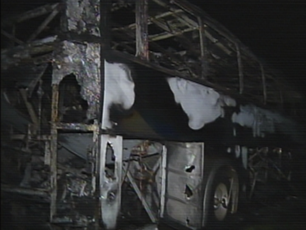 Ônibus ficou totalmente destruído pelas chamas em Areiópolis, SP. (Foto: Reprodução/TV Tem)