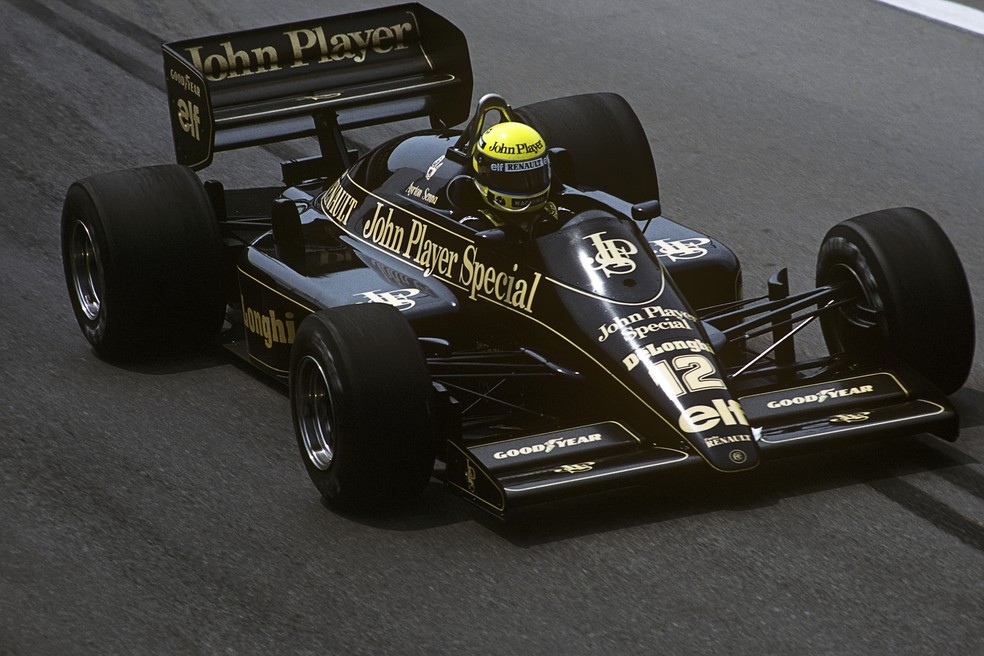Ayrton Senna acelera Lotus durante a corrida de Detroit, em 1986 — Foto: Getty Images