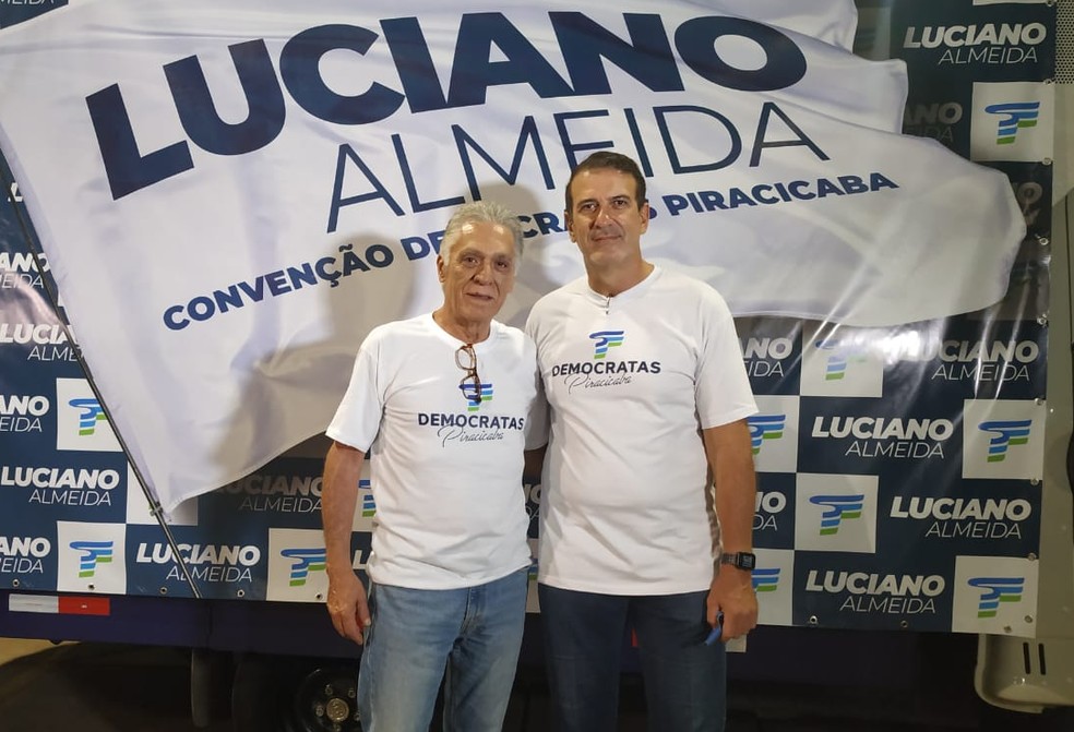 Gabriel Ferrato e Luciano Almeida, durante convenção que oficializou suas candidaturas, em Piracicaba — Foto: Caroline Giantomaso/ G1