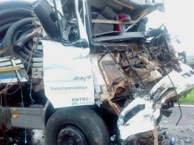 Caminhoneiro morreu após colidir veículo com caminhão canavieiro na Rodovia Atílio Balbo (SP-322) (Foto: Reprodução/EPTV)
