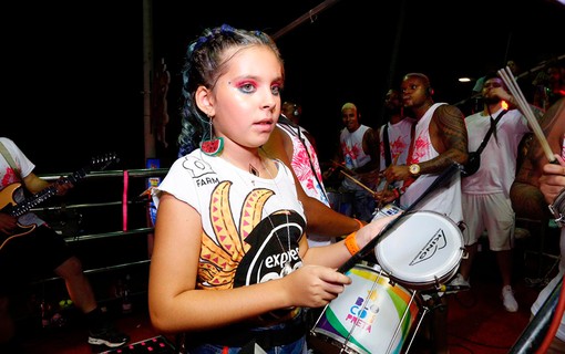 Flor Gil, filha de Bela Gil, festejando em Salvador
