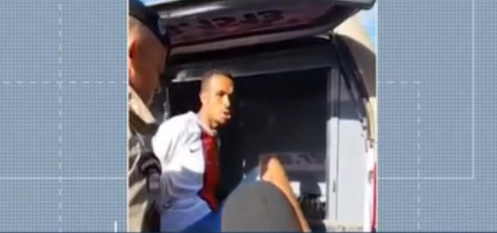 Homem faz a mãe de refém na Bahia — Foto: Redes sociais