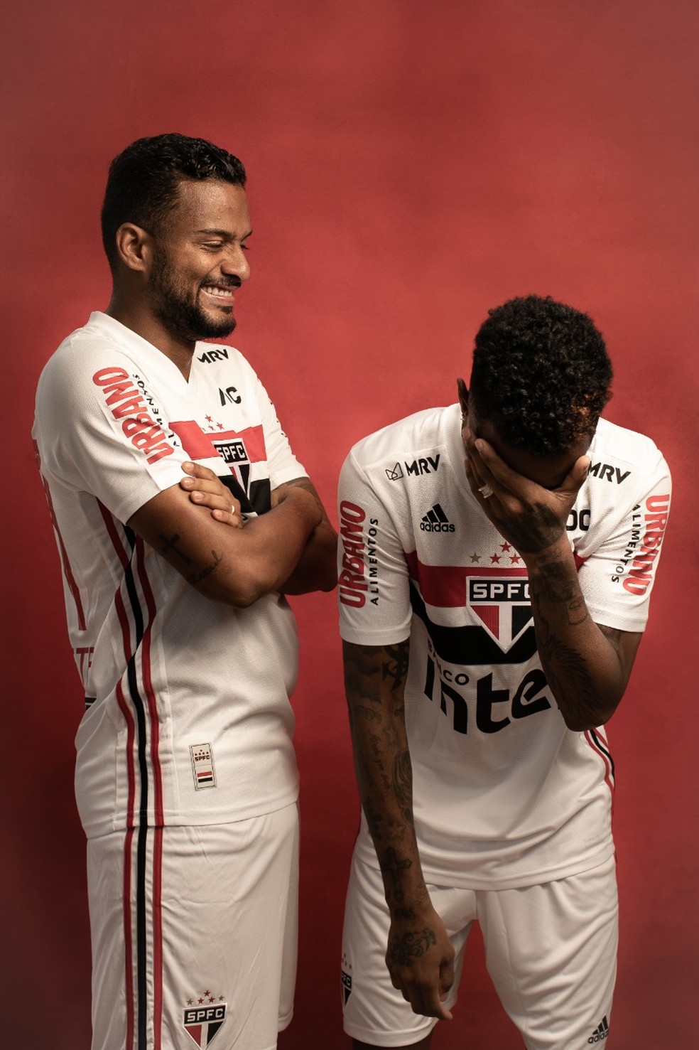 Reinaldo e Tchê Tchê em ensaio especial de fotos do São Paulo feito pela Libertadores — Foto: Divulgação/CONMEBOL