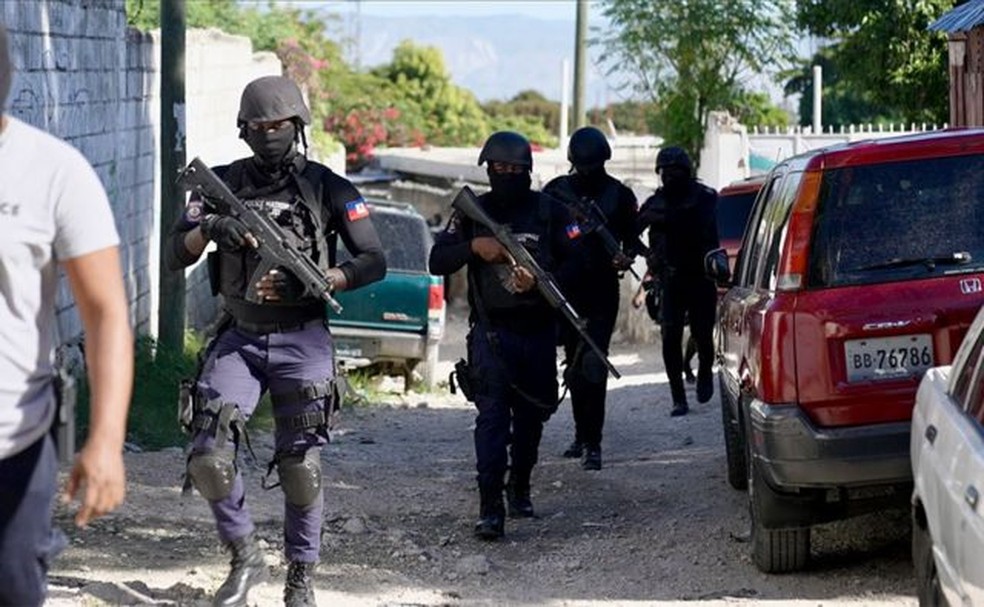 Policiais fortemente armados são presença constante nas ruas do Haiti — Foto: BBC