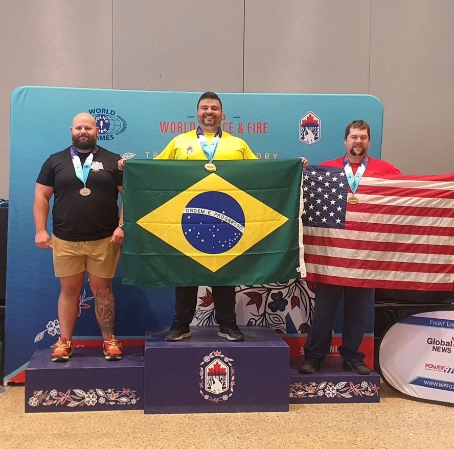 Brasileiro Carlos Alexandre no alto do pódio, ao lado de um canadense e de um americano