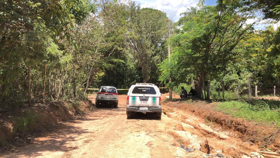 Polícia Civil faz perícia em Planaltina onde o corpo de uma mulher foi encontrado. — Foto: Tv Globo