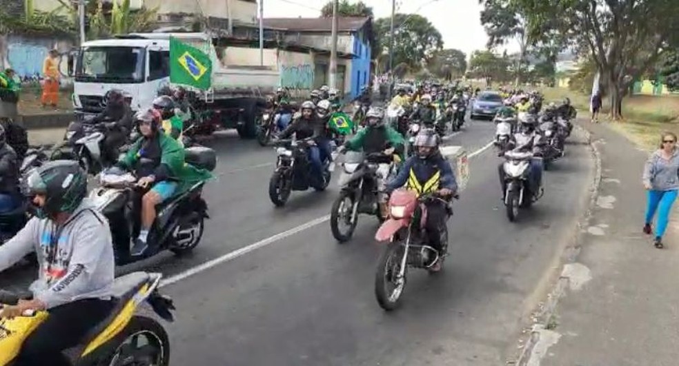 Bolsonaro passeia de moto pela Avenida Brasil, em Juiz de Fora — Foto: Gabriel Landim/g1