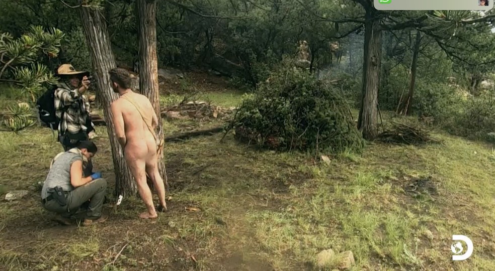 Sam Mouzer queimou o pênis ao dormir ao lado de fogueira no reality 'Largados e Pelados' — Foto: Reprodução / Discovery