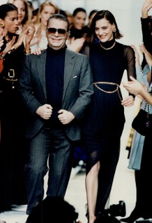 Karl Lagerfeld e a modelo Ines de La Fressarge por volta de 1990