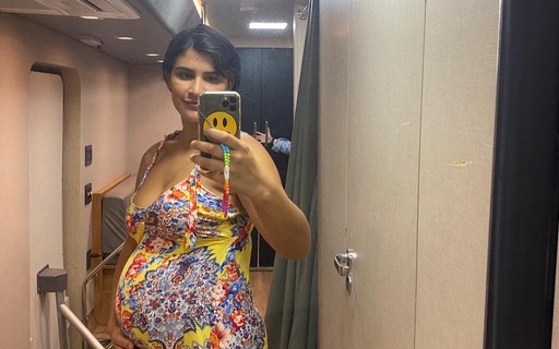 Giulia Costa usa barriga falsa de gravidez para gravação: "Não superei"