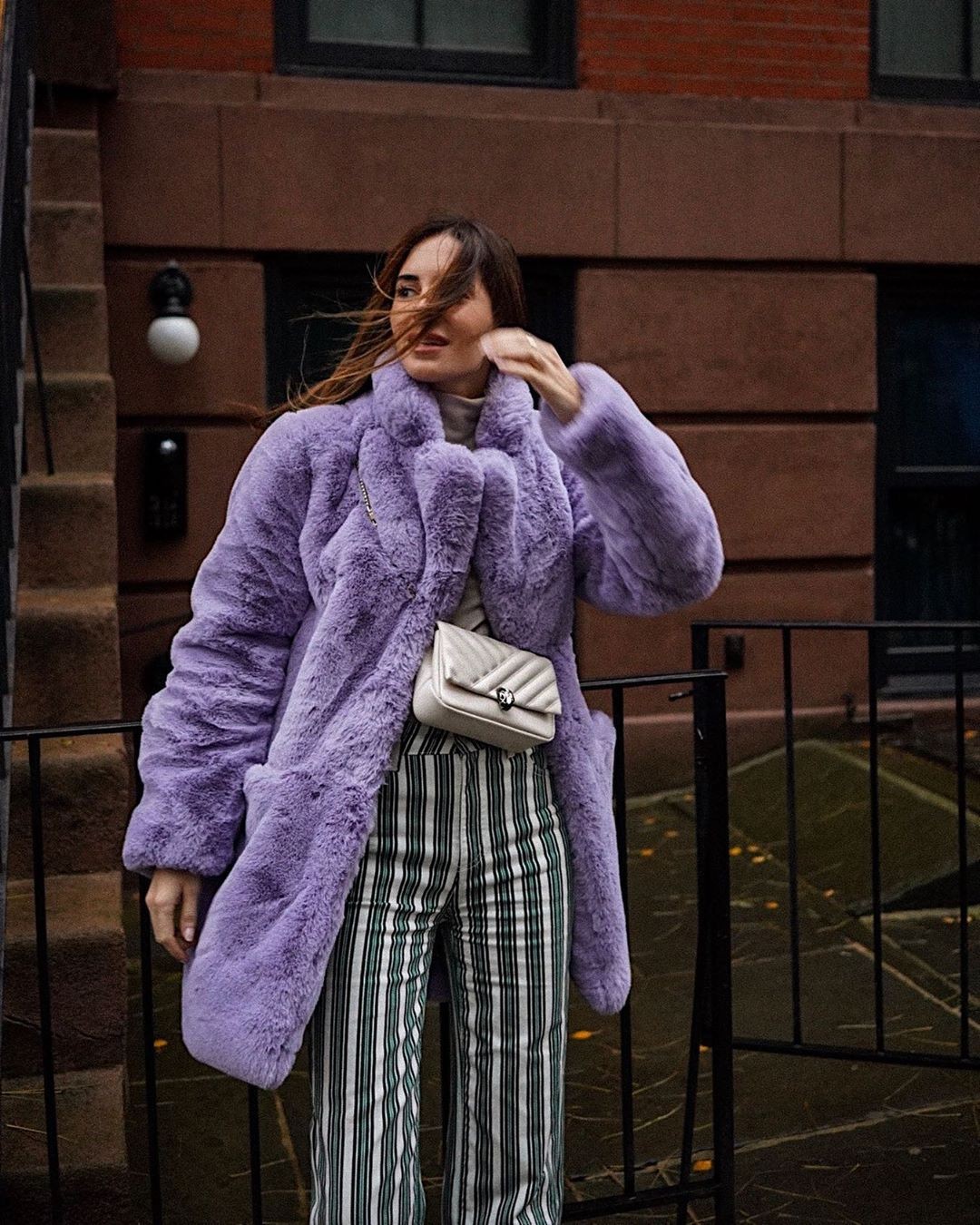 Look com casaco fluffy. (Foto: Instagram)