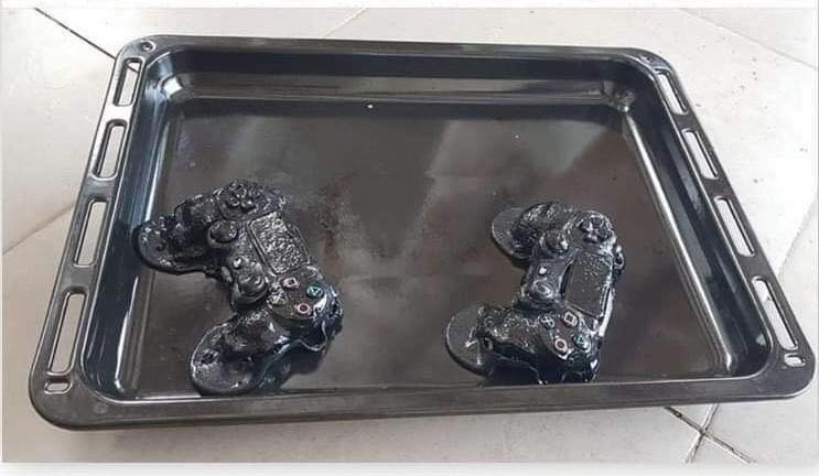 Controles ficaram derretidos depois que mãe ligou o forno (Foto: Reprodução Facebook)