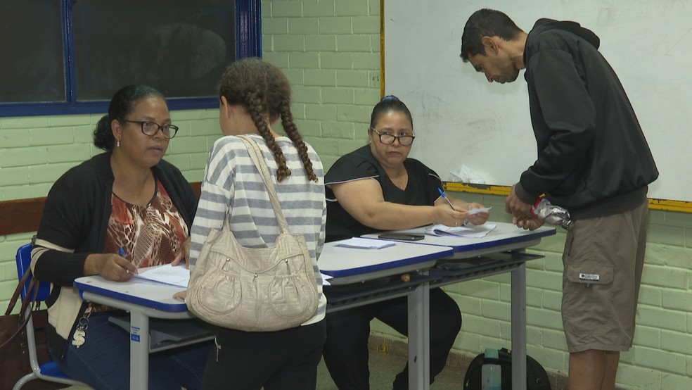 Assembleia para votação da gestão compartilhada no Centro de Ensino Fundamental 05 (CEF 5) do Gama — Foto: Reprodução/TV Globo 