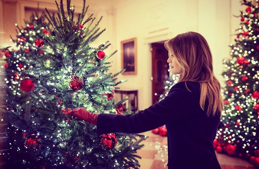 Primeira-dama dos EUA, Melania Trump, mexe em árvore de natal da Casa Branca — Foto: Reprodução Instagram/ @FLOTUS