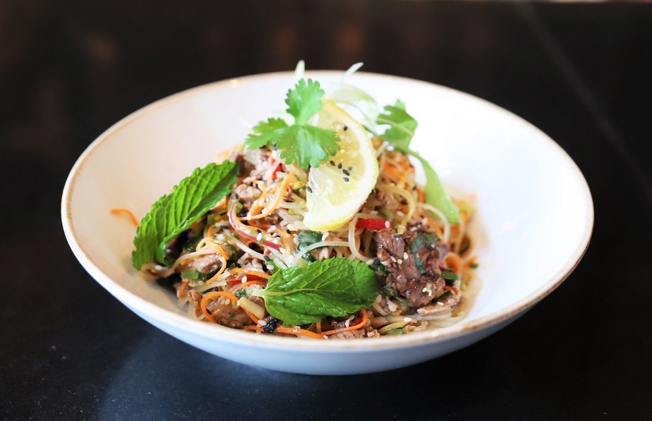 Receita de Thai Beef Noodle Salad deve ser montada em um bowl ou prato fundo