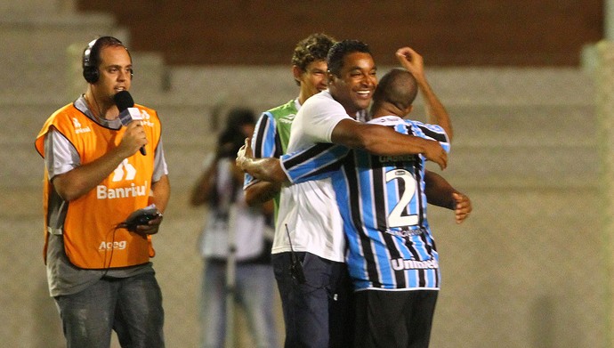Roger já venceu Gre-Nal de interino e é exemplo de alento e alerta na Dupla