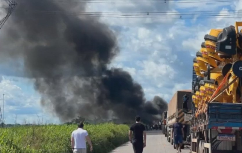 Carretas se chocam e pegam fogo na PA-150, no nordeste do Pará