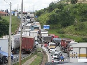 Protesto de caminhoneiros fecha parte da rodovia Fernão Dias (Foto: Moisés Silva/O Tempo/Estadão Conteúdo)