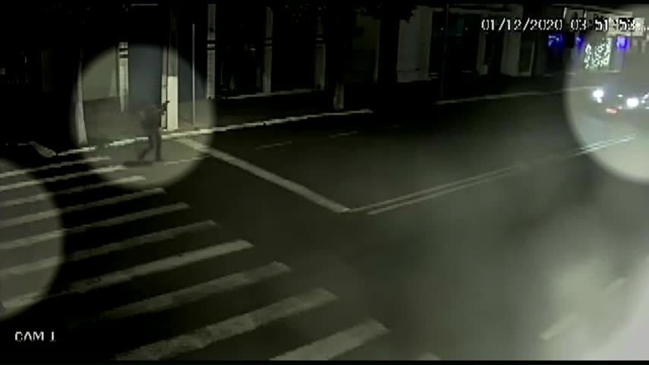 Câmera de segurança mostra movimentação de suspeitos de roubar bancos em Floraí
